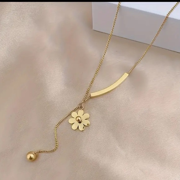 Delicate Boho Little Daisy Floral Bar Dangle Necklace- 18K Gold Plated - Picture 3 of 8
